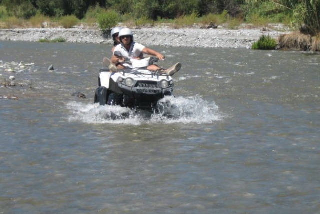  Cruza el río con nuestros quads 